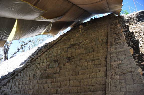 A famosa 'escalinata hieroglifa', protegida por um grande toldo, nas ruínas mayas de Copán, em Honduras
